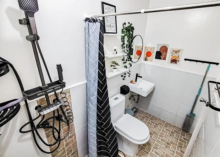 3br Whole House , Up To 10 Pax , Near Sm Caloocan, Deparo, Free Parking, Free Wifi, Netflix, Karaoke Apartment *