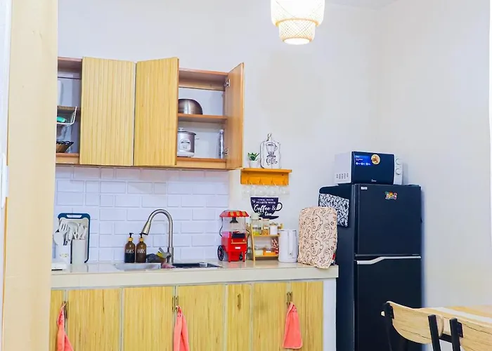 Apartment 3br Whole House , Up To 10 Pax , Near Sm Caloocan, Deparo, Free Parking, Free Wifi, Netflix, Karaoke *
