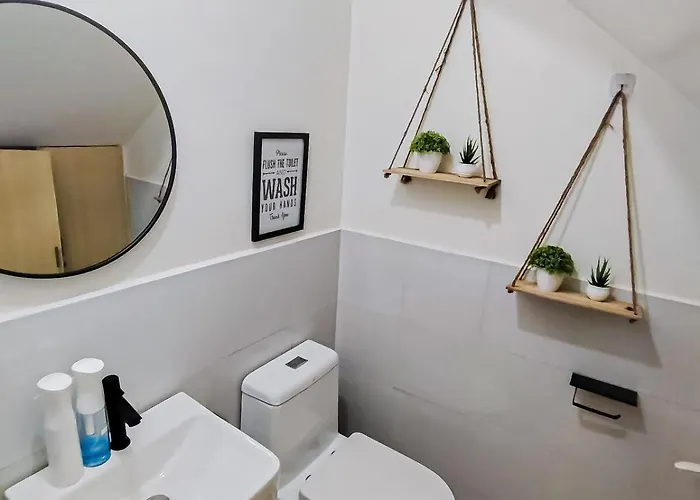 3br Whole House , Up To 10 Pax , Near Sm Caloocan, Deparo, Free Parking, Free Wifi, Netflix, Karaoke Manila