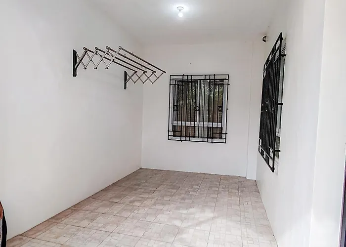 3br Whole House , Up To 10 Pax , Near Sm Caloocan, Deparo, Free Parking, Free Wifi, Netflix, Karaoke * Manila